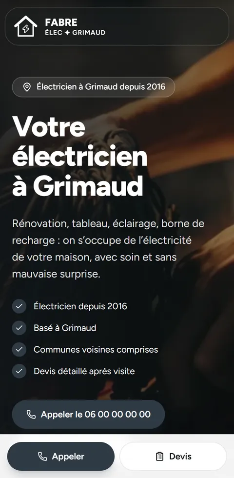 Site d'exemple d'Élec Fabre, électricien fictif à Grimaud, vu sur téléphone