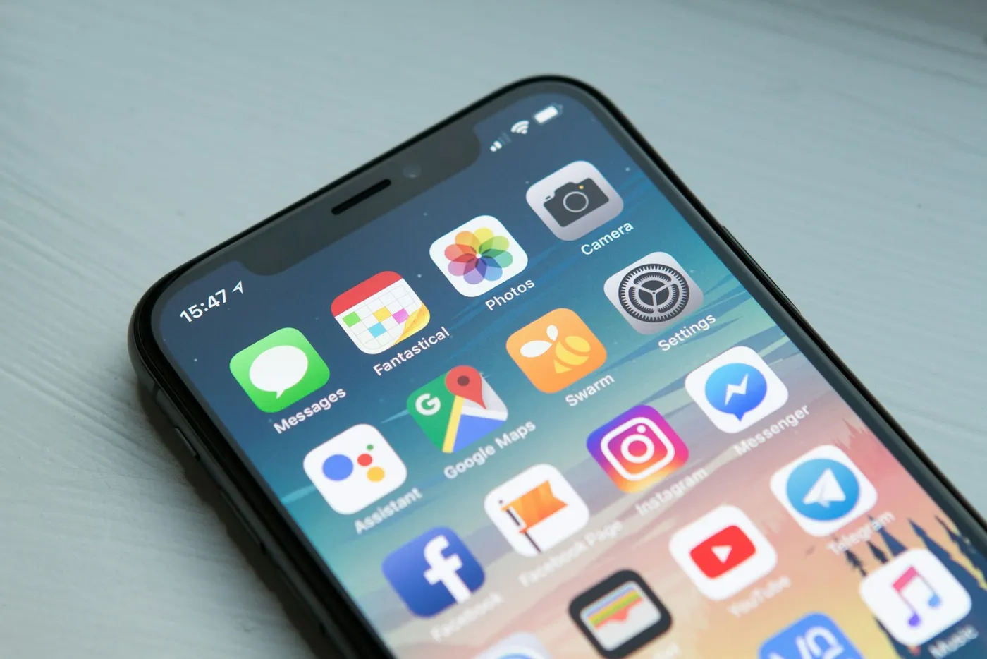 Smartphone affichant une grille d'applications mobiles