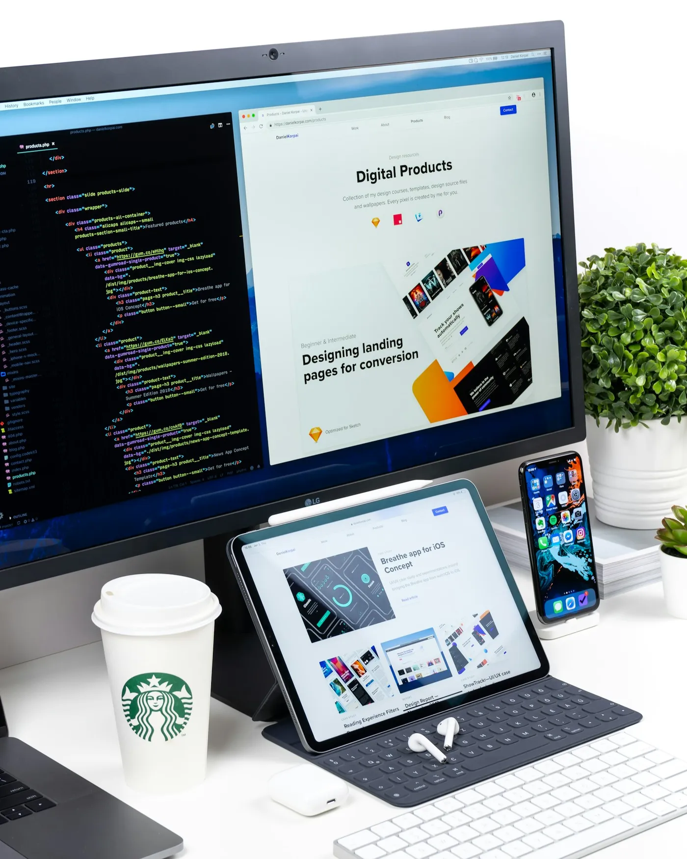 Poste de travail avec code et maquettes de sites web